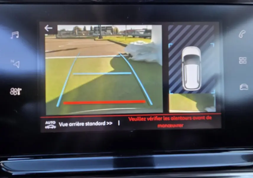 Écran de caméra de recul du Citroën C3 Aircross 2021 affichant les lignes de guidage et vue aérienne du véhicule.