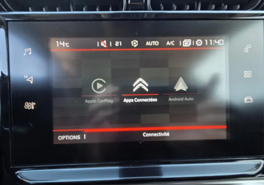 Écran tactile central du Citroën C3 Aircross 2021 avec interface connectée Apple CarPlay et Android Auto.