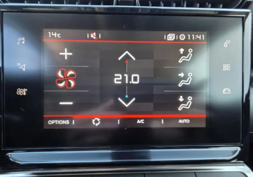 Écran tactile central du tableau de bord de la Citroën C3 Aircross 2021 affichant la climatisation à 21°C.