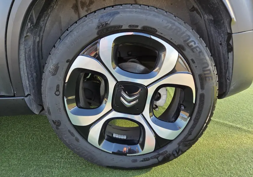 Gros plan sur la roue arrière droite du Citroën C3 Aircross gris platinium avec jante alliage 17 pouces.