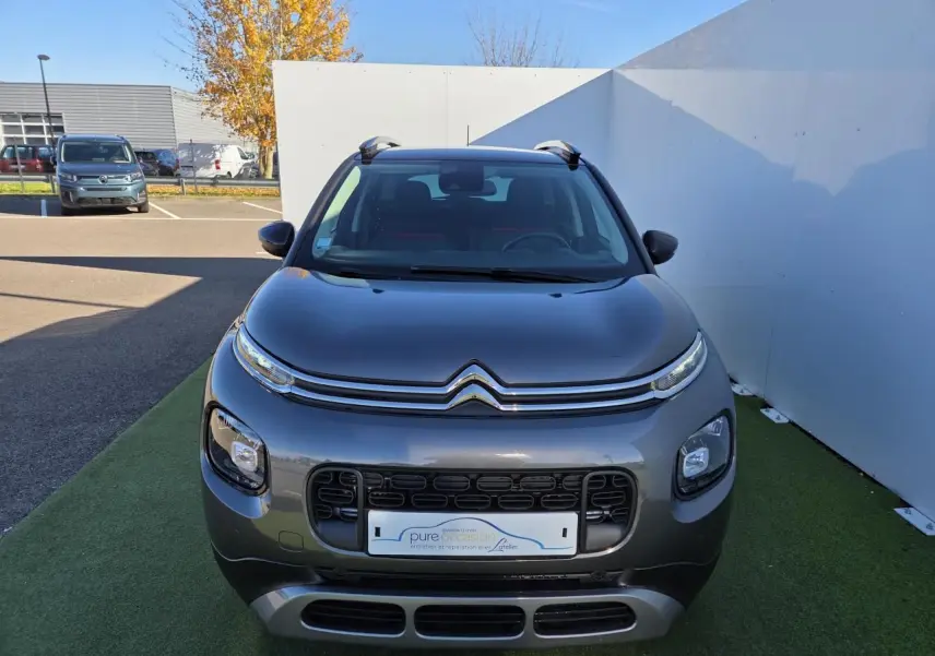 Vue 3/4 arrière droite d'un Citroën C3 Aircross gris platinium avec toit noir perlé et jantes alliage 17 pouces.
