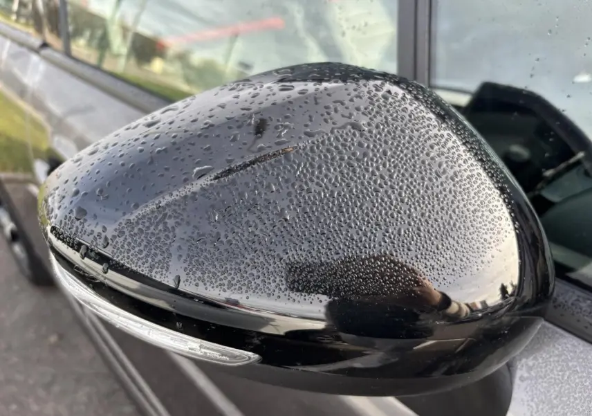 Vue intérieure centrée sur le volant noir du Citroën C3 Aircross 2021 avec touches rouges et tableau de bord numérique.