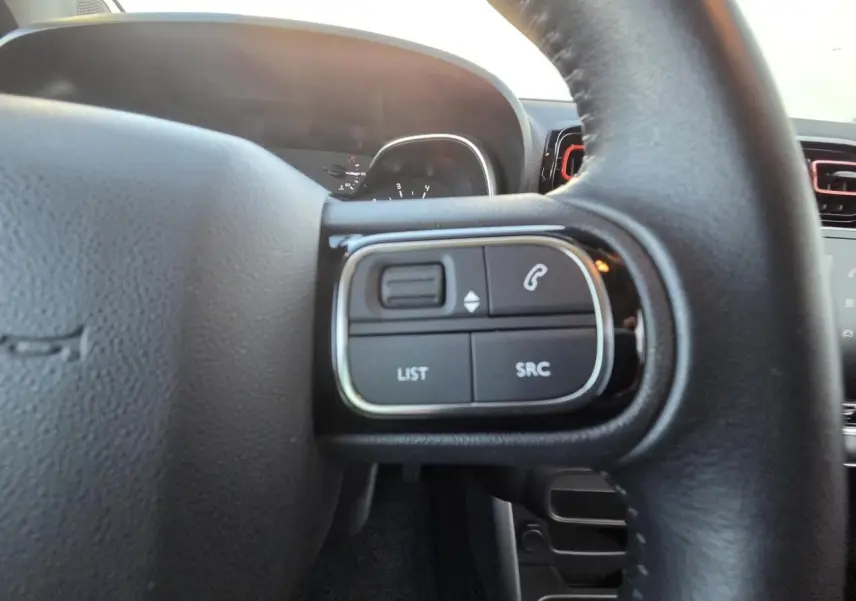 Vue rapprochée du tableau de bord de la Citroën C3 Aircross 2021, affichage numérique et compteurs analogiques noirs.