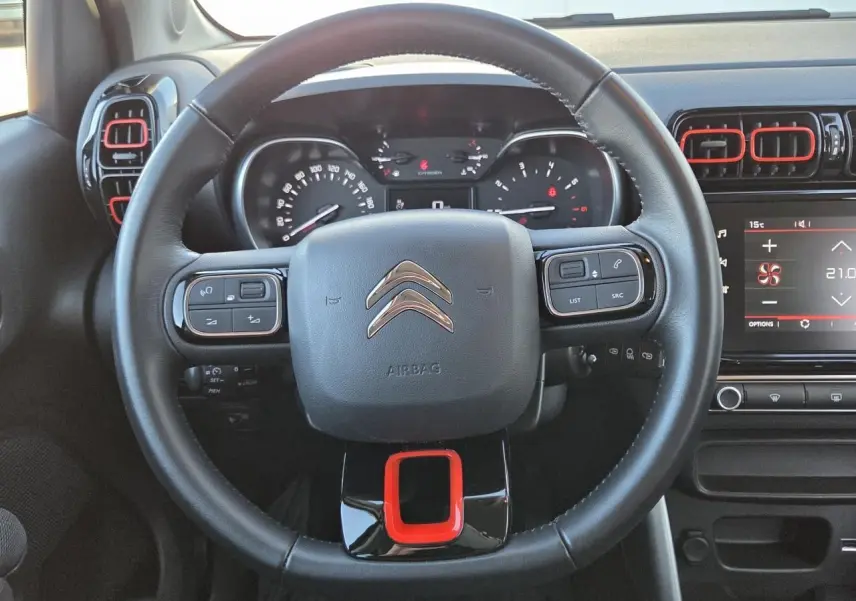 Écran tactile central du tableau de bord du Citroën C3 Aircross 2021 affichant la navigation GPS en mode carte.