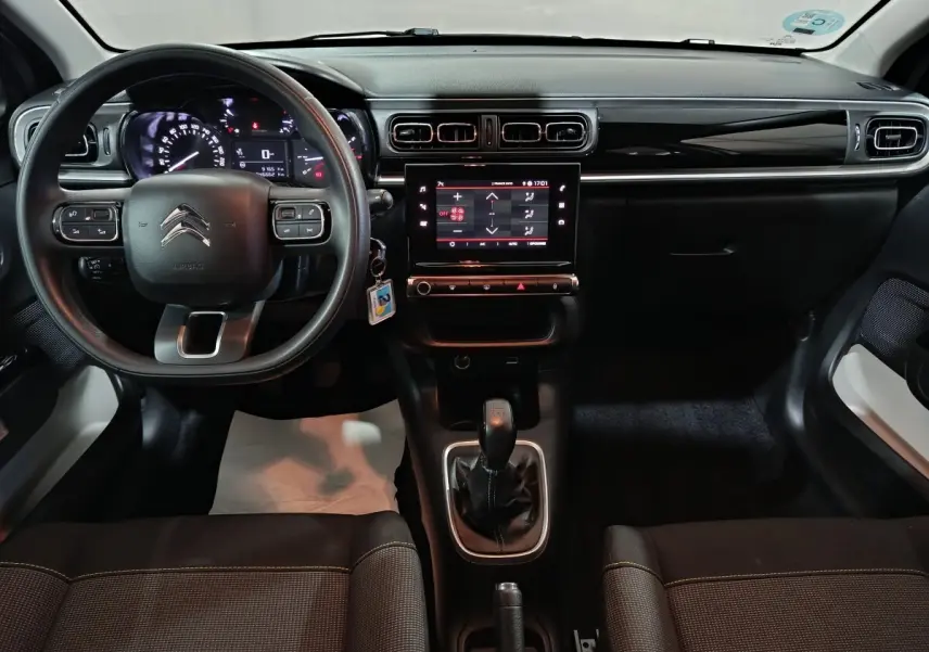 Intérieur avant de la Citroën C3 gris foncé 2024, tableau de bord avec écran tactile et volant multifonctions.