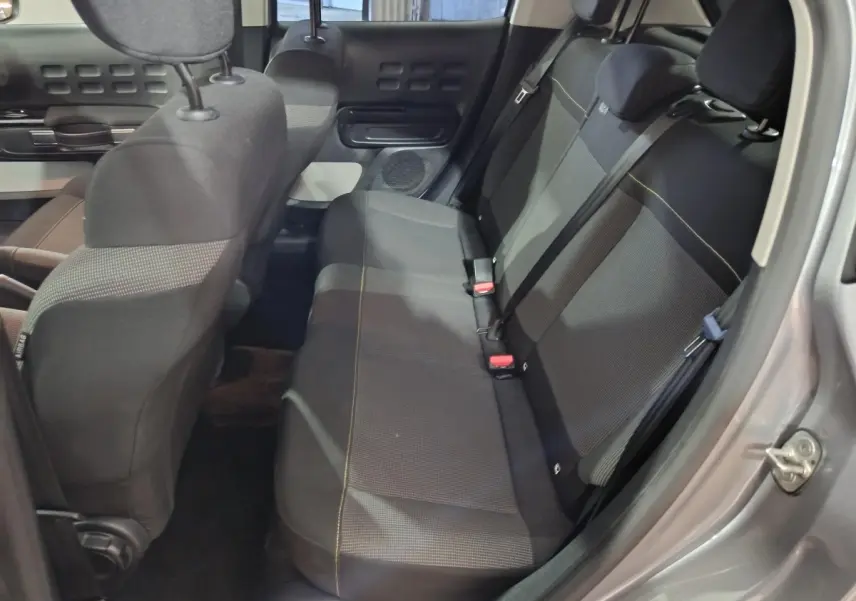 Banquette arrière noire vue côté droit dans une Citroën C3 PureTech 83 BVM MAX gris foncé 2024.