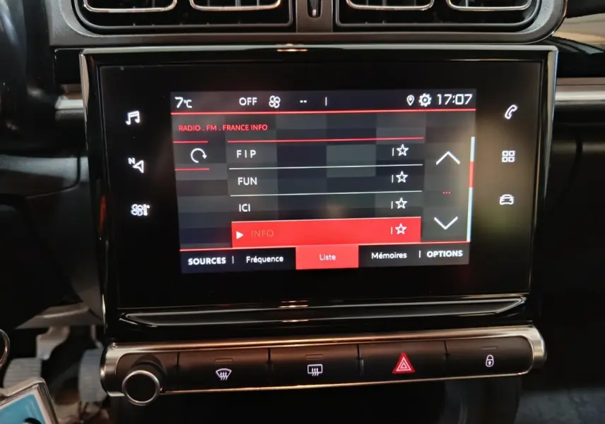 Écran tactile central affichant les stations radio dans l’habitacle d’une Citroën C3 gris foncé 2024.