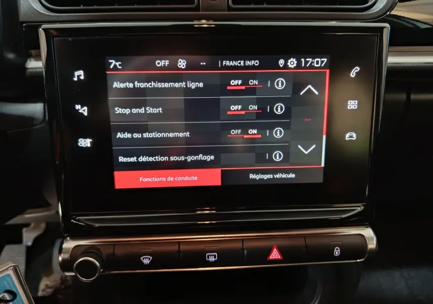 Écran tactile central affichant les réglages de conduite dans une Citroën C3 gris foncé, vue intérieure frontale.