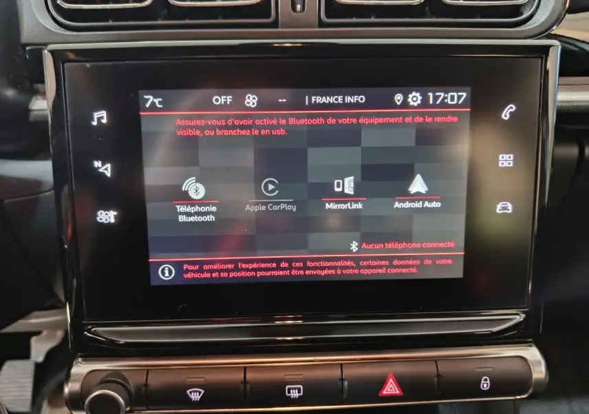 Écran tactile central affichant les options Bluetooth et Apple CarPlay dans le tableau de bord d'une Citroën C3 2024.