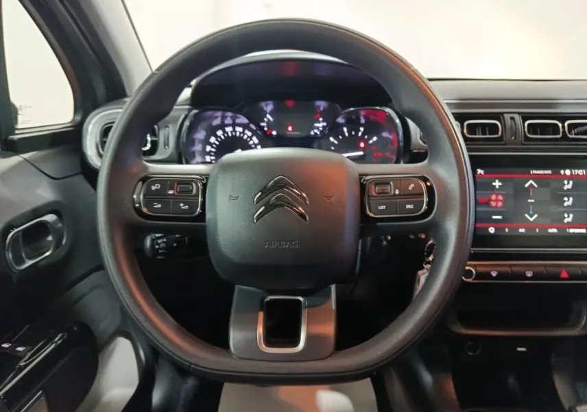 Vue frontale du volant multifonctions noir et du tableau de bord digital de la Citroën C3 PureTech 83 BVM MAX 2024.