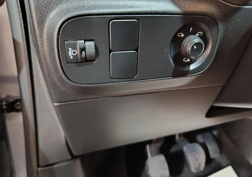 Détail des commandes d'éclairage et réglage des rétroviseurs côté gauche d'une Citroën C3 gris foncé 2024.