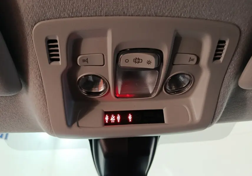 Vue en gros plan du plafonnier gris clair avec commandes d'éclairage et indicateurs de ceinture dans une Citroën C3 2024.