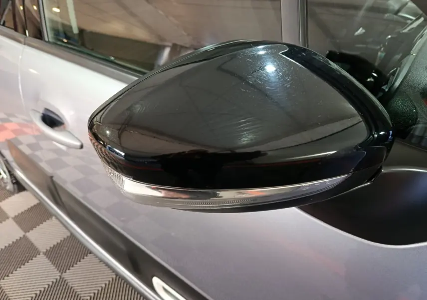 Rétroviseur noir brillant côté gauche d'une Citroën C3 gris foncé 2024 avec clignotant intégré.