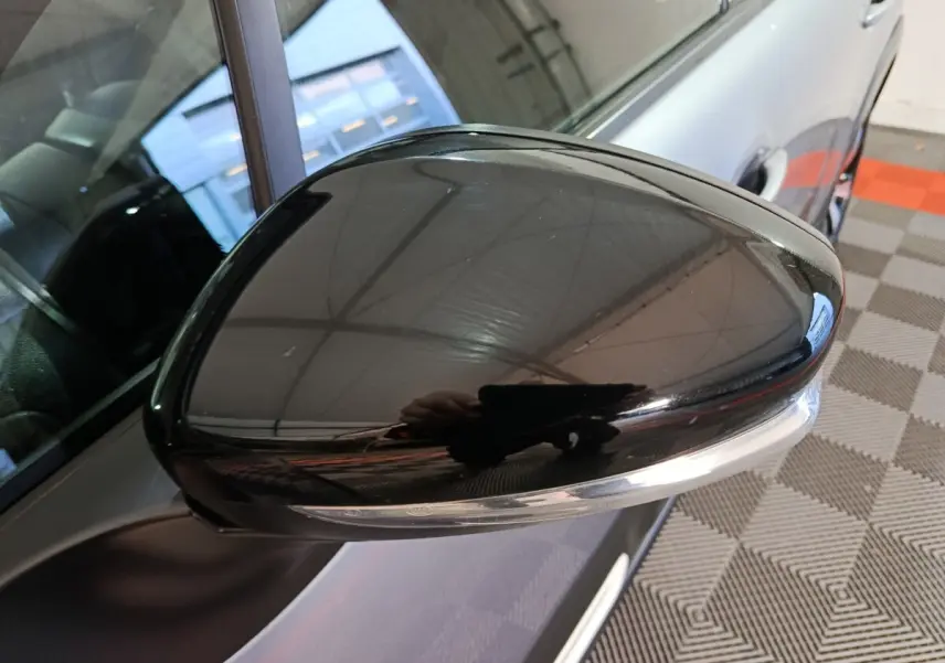 Rétroviseur droit noir brillant de la Citroën C3 gris foncé PureTech 83 BVM MAX vue de près en intérieur.