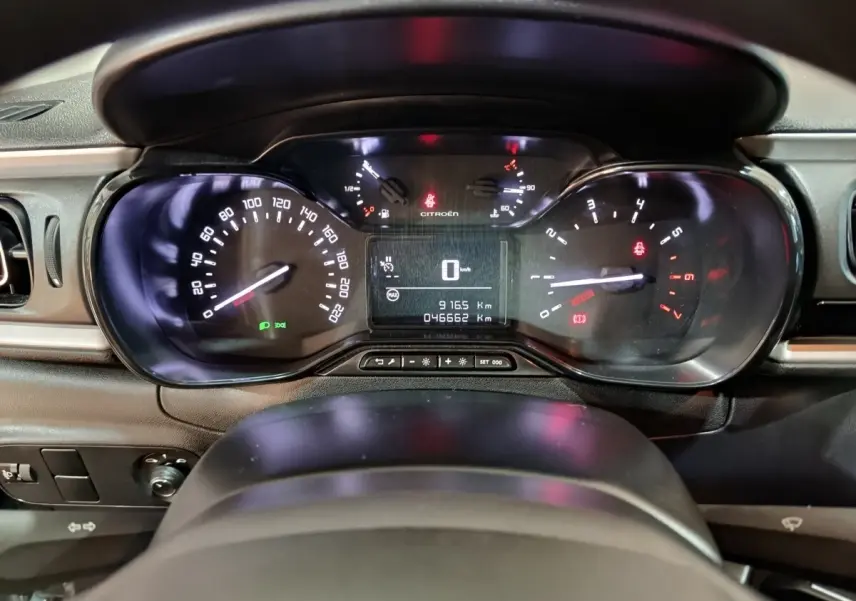 Vue rapprochée du tableau de bord numérique de la Citroën C3 gris foncé avec affichage multifonctions et compteurs analogiques.