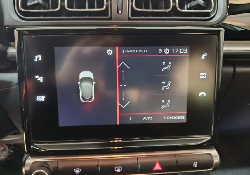 Écran tactile central affichant la climatisation sur le tableau de bord d'une Citroën C3 gris foncé 2024.