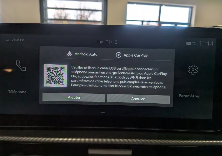 Écran tactile du système multimédia du Kia Sportage 2025 affichant la connexion Android Auto et Apple CarPlay.