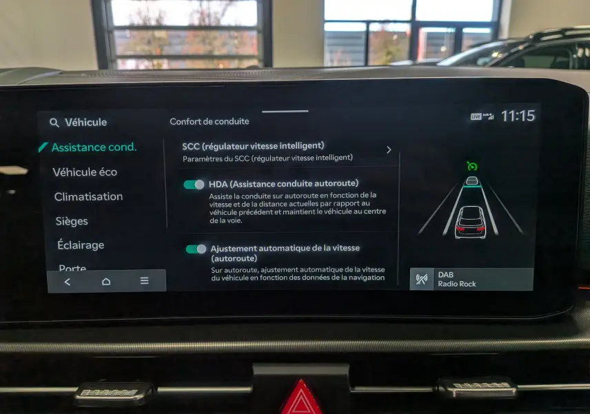 Écran tactile intérieur du Kia Sportage 2025 affichant les options d'assistance à la conduite et régulateur intelligent.