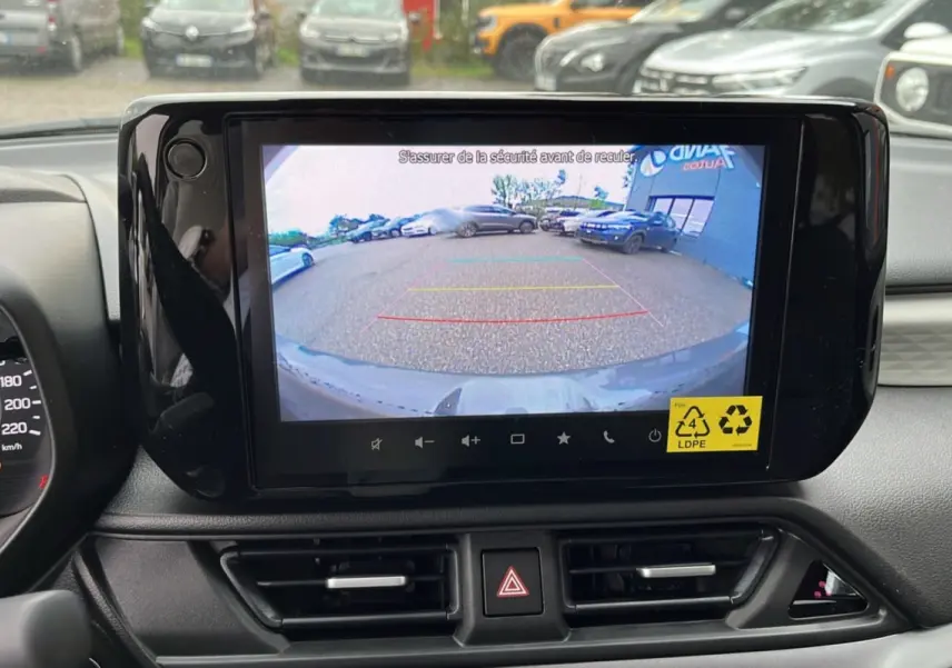 Vue rapprochée de l’écran tactile central affichant la caméra de recul dans une Suzuki Swift Mineral Grey 2025.