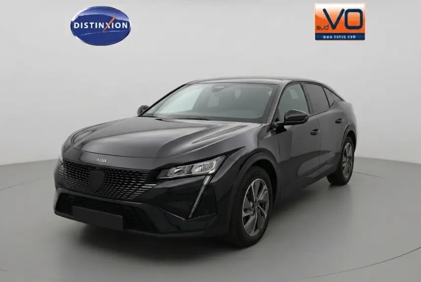 Peugeot 408 Hybrid noir en 3/4 avant droit, avec calandre noire et jantes alliage 19 pouces visibles.