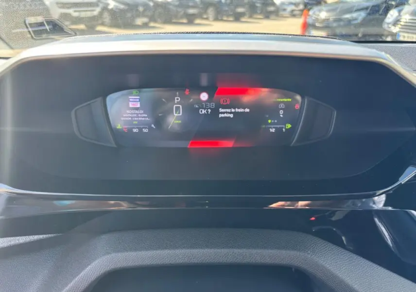 Cockpit numérique de Peugeot 408 Hybrid 136 Allure, affichage central avec alertes et informations de conduite.