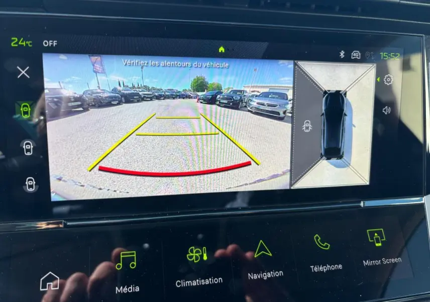 Écran de caméra de recul et vue 360° du Peugeot 408 Hybrid noir, affichage du tableau de bord numérique.