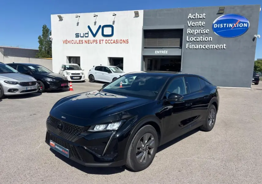 Peugeot 408 Hybrid noir vue 3/4 avant droit, jantes alliage 19 pouces, calandre et optiques modernes, stationnée en extérieur.