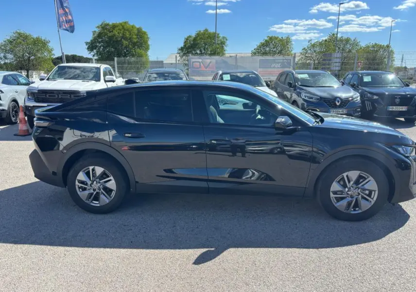 Peugeot 408 Hybrid noir vue de profil droit, avec jantes alliage 19 pouces et vitres teintées.