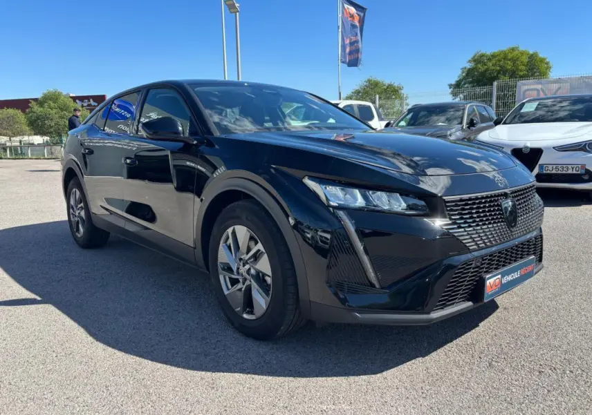 Peugeot 408 Hybrid noir vue 3/4 avant droit, jantes alliage 19 pouces, calandre moderne et phares LED distinctifs.