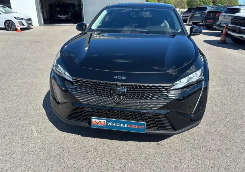 Vue avant d'une Peugeot 408 noire 2025 avec calandre moderne et phares LED distinctifs.