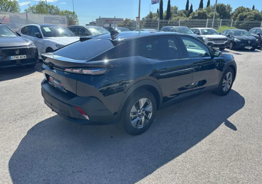 Peugeot 408 Hybrid noir vue 3/4 arrière droit, avec jantes alliage 19 pouces et toit incliné distinctif.