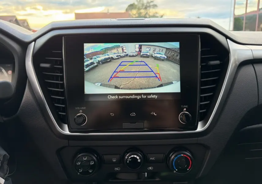 Vue intérieure centrée sur l'écran tactile affichant la caméra de recul du pick-up Isuzu D-MAX blanc.