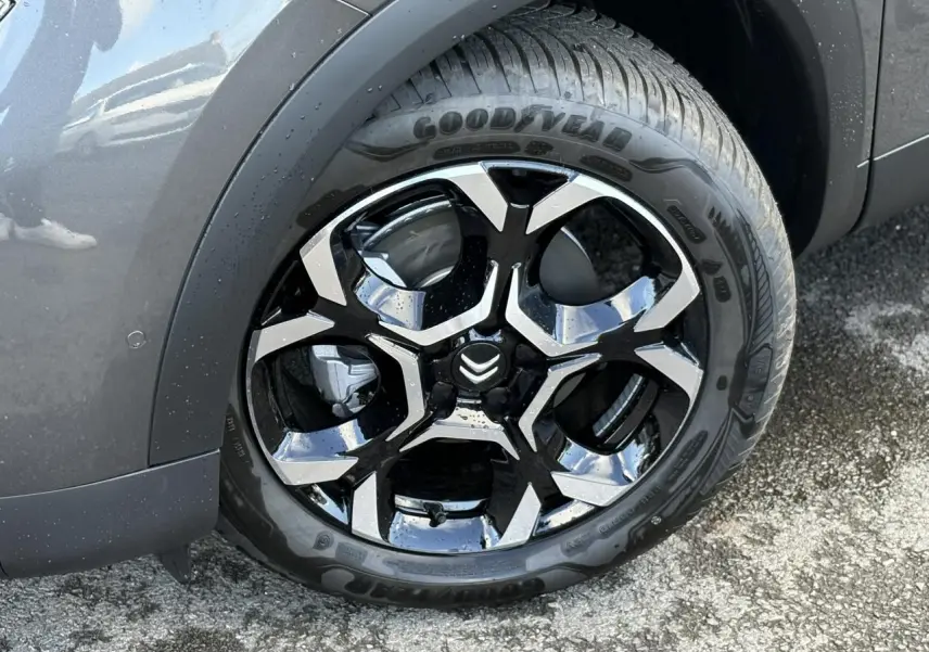 Gros plan sur la jante alliage 18'' bi-ton noir et argent du Citroën C5 Aircross Gris Platinium côté gauche.
