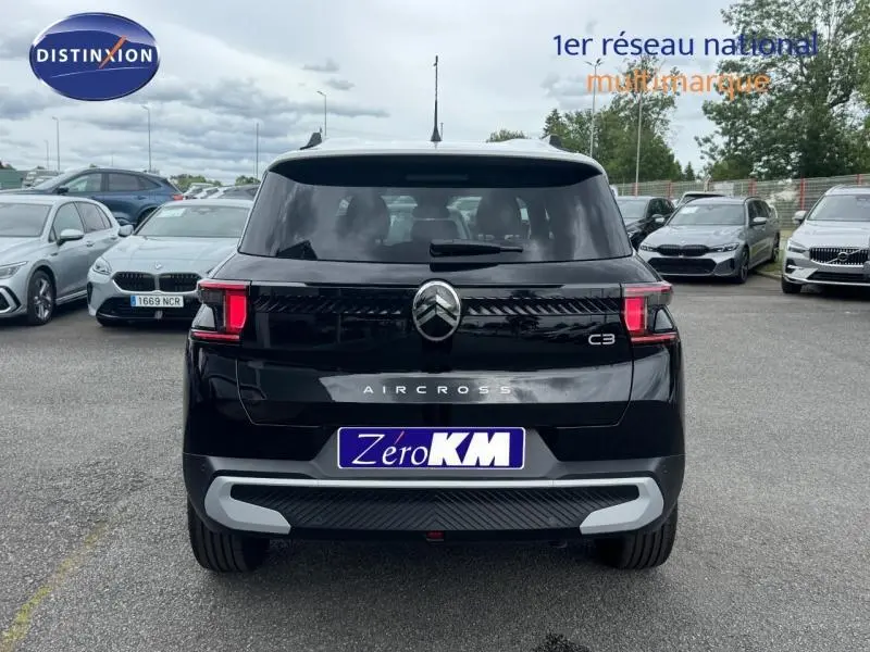 Vue arrière d'une Citroën C3 Aircross 2026 noire Perla Nera avec logo et feux LED distinctifs sur parking.