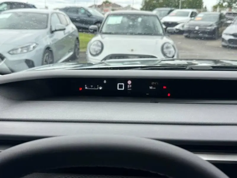 Vue intérieure du tableau de bord numérique du Citroën C3 Aircross 1.2 Hybride 145ch, avec affichage central et volant partiel visible.