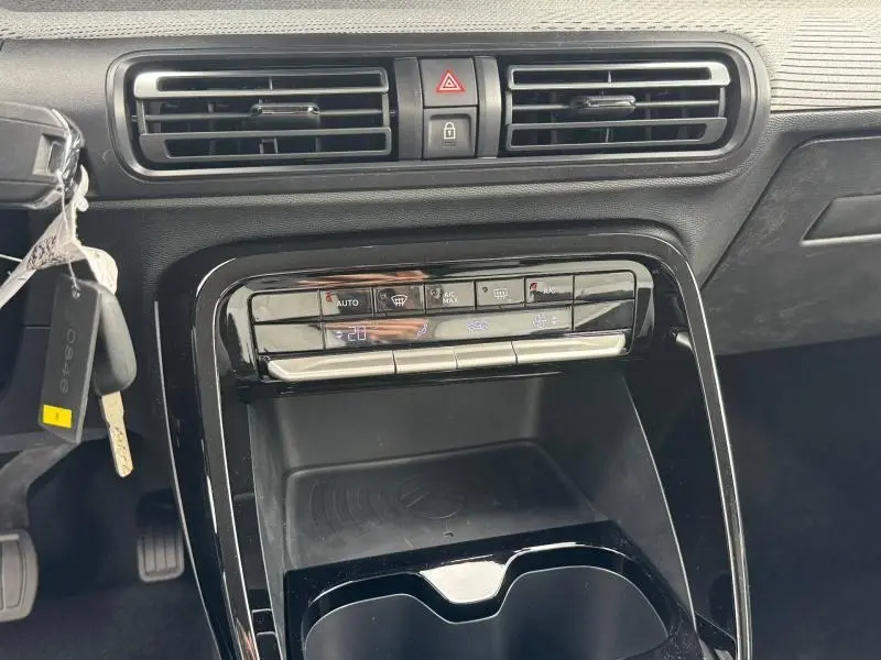 Vue rapprochée du tableau de bord central noir brillant de la Citroën C3 Aircross 2026 avec commandes climatisation et prises USB.
