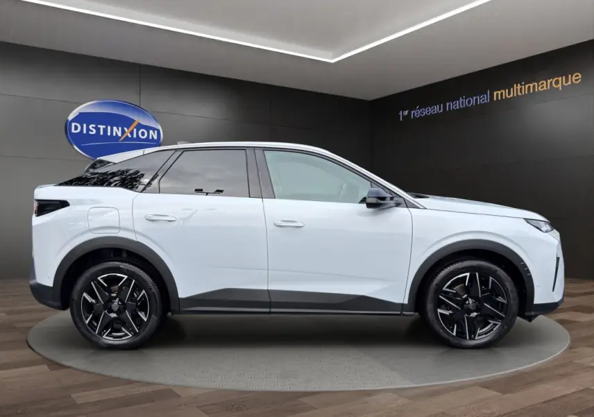 Vue latérale droite d'un Peugeot 3008 blanc 2025 avec jantes noires et toit panoramique noir.