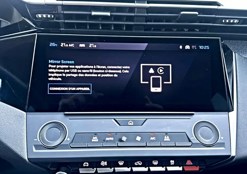 Écran tactile central de la Peugeot 308 1.5 BlueHDi 130 Allure 2025, avec commandes climatisation et interface Mirror Screen.