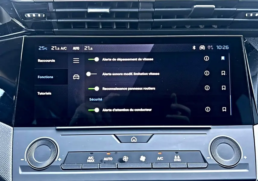 Écran tactile central de la Peugeot 308 gris 2025 montrant les réglages d'alerte de sécurité conducteur.
