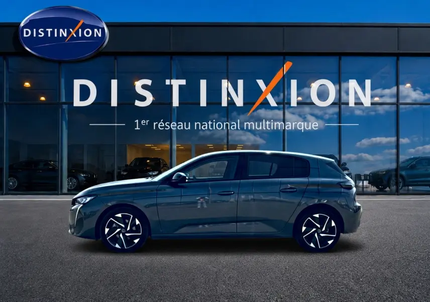 Peugeot 308 gris vue de profil côté gauche, avec jantes alliage et arrière vitré surteinté, devant showroom Distinxion.