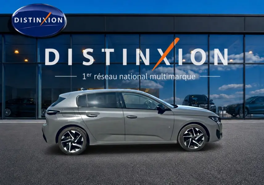 Peugeot 308 gris vue de profil côté gauche, avec jantes alliage noires et vitres arrière surteintées.