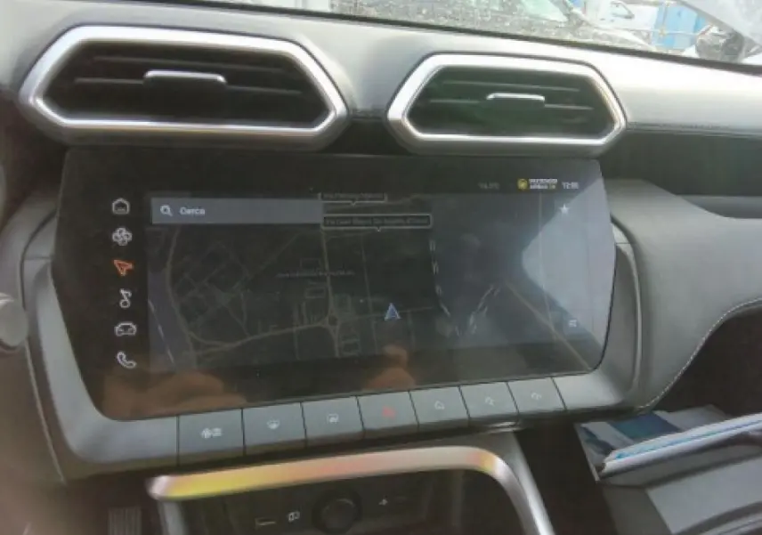 Vue rapprochée de l’écran tactile central et des aérateurs hexagonaux du tableau de bord noir du MG ZS 1.5 Hybrid+ 2025.