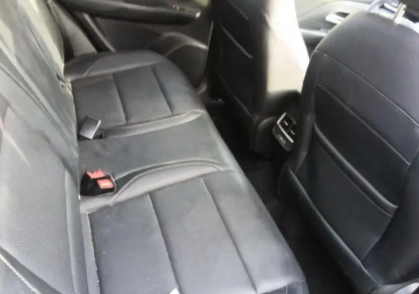 Vue intérieure arrière montrant la banquette en tissu et similicuir noir du MG Motor ZS 1.5 Hybrid+ 197 Luxury.