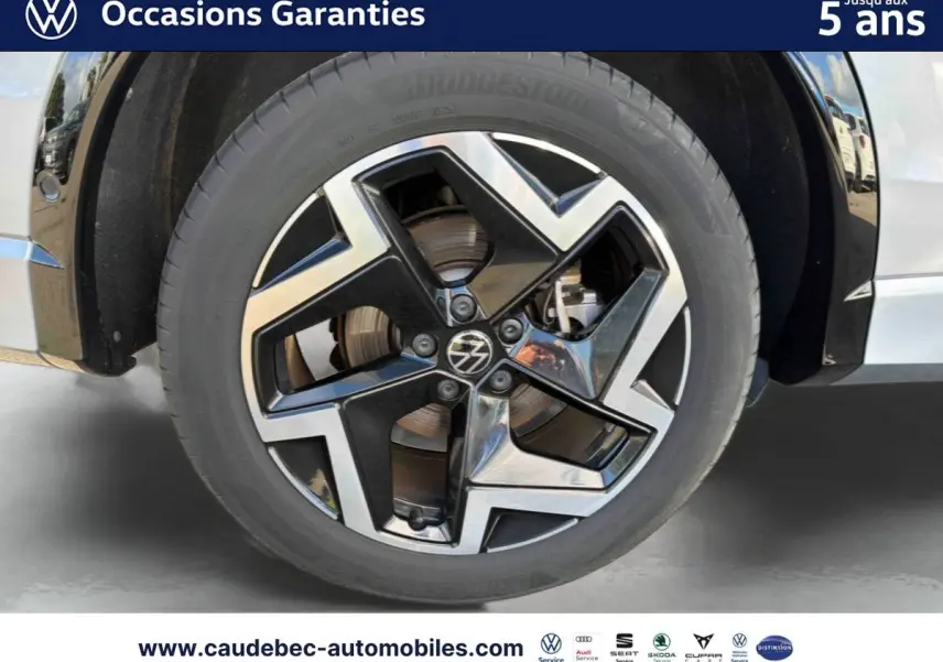 Gros plan sur la jante alliage 19 pouces bicolore du Volkswagen Tiguan argent Dolomite, roue avant gauche.