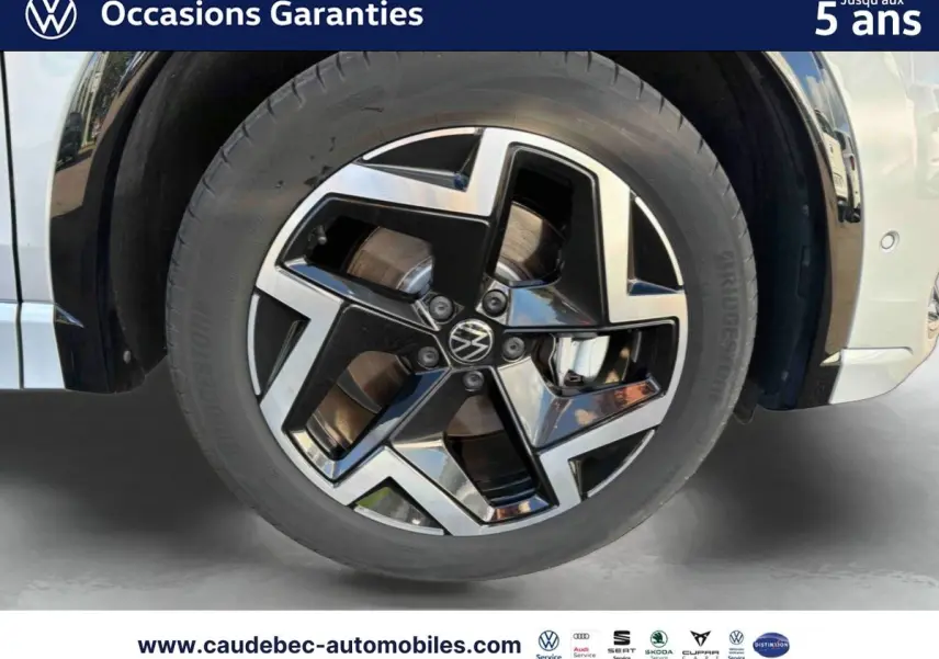 Gros plan sur la jante alliage 19 pouces Coventry noire et argent du Volkswagen Tiguan 1.5 eHybrid argent Dolomite.