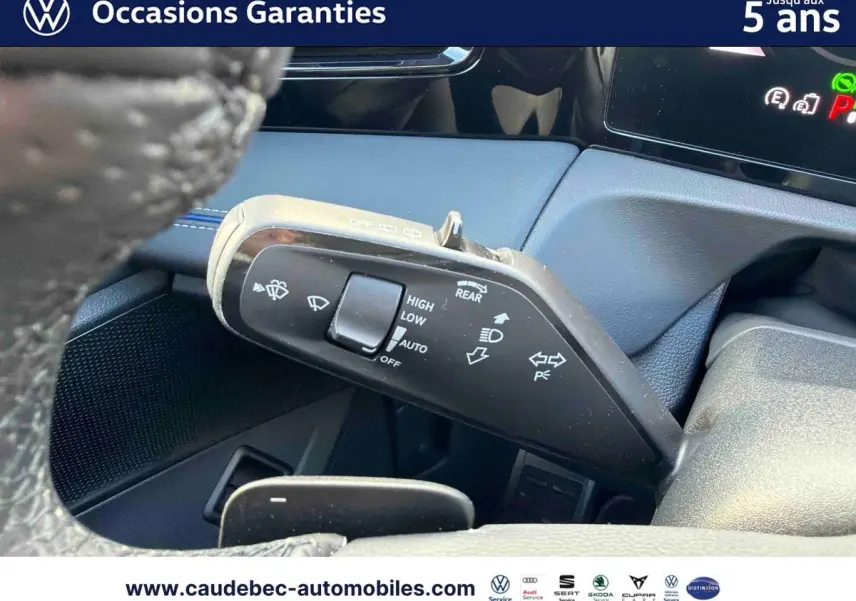 Gros plan sur la commande des essuie-glaces et clignotants du Volkswagen Tiguan 1.5 eHybrid 2025, intérieur noir.