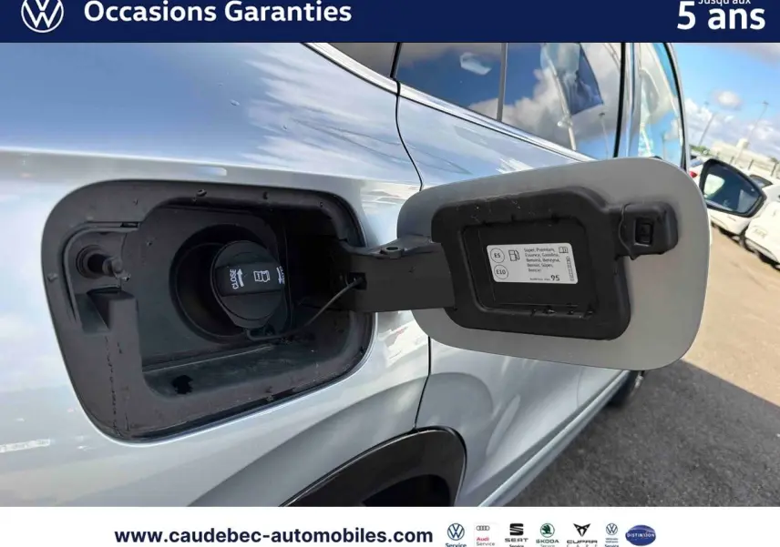 Trappe de carburant ouverte côté gauche sur Volkswagen Tiguan argent Dolomite, vue rapprochée du réservoir.