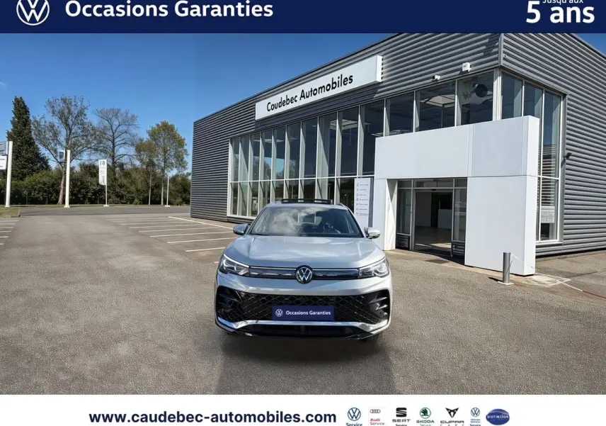 Volkswagen Tiguan 1.5 eHybrid argent Dolomite vu de face, avec toit ouvrant panoramique et calandre noire brillante.