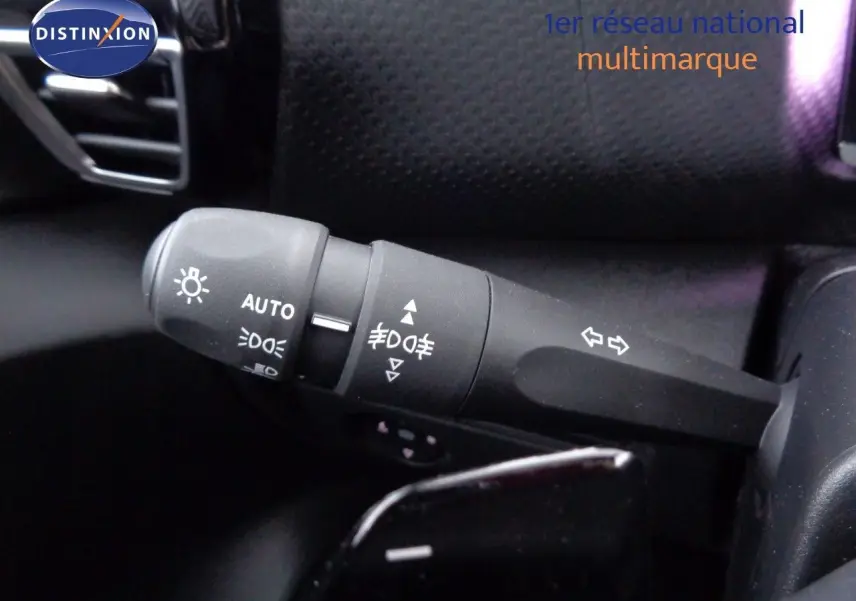 Gros plan sur la commande des feux et clignotants dans l’habitacle d’une Citroën C4 X rouge Elixir Metal.