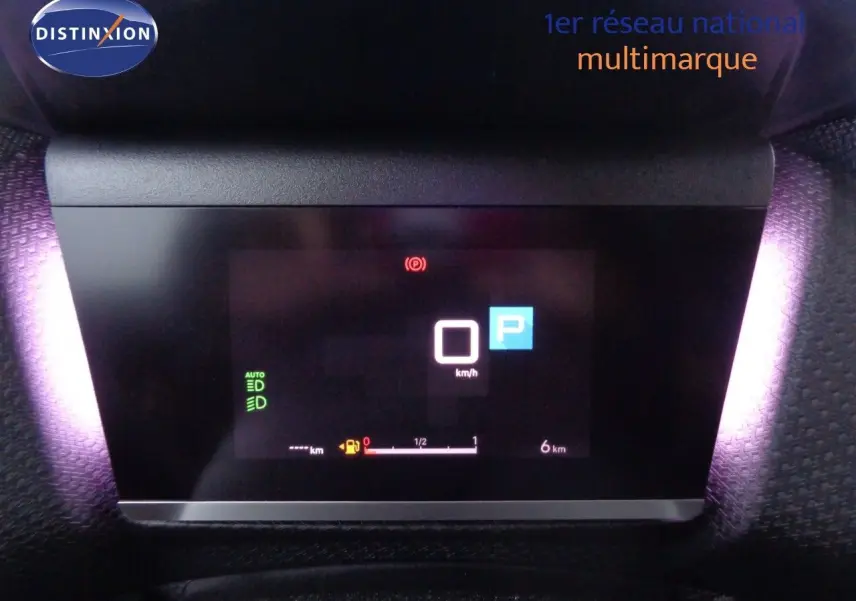 Tableau de bord numérique de la Citroën C4 X 2023 affichant la vitesse à 0 km/h et le mode parking, éclairage violet ambiant.